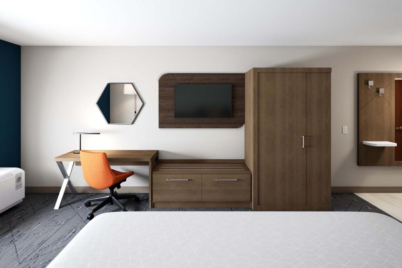 Express & By Ihg Hawaiian Gardens